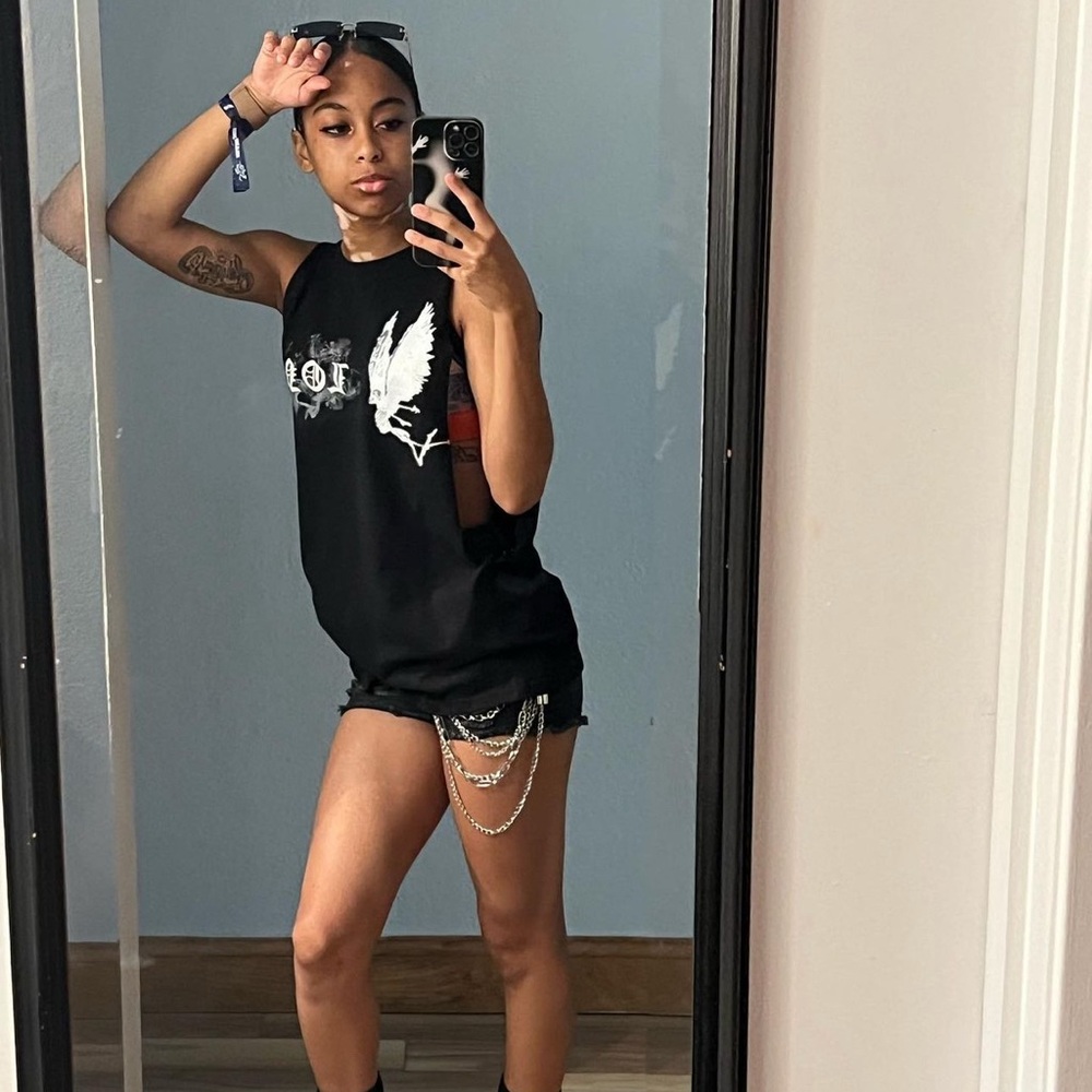 Vlone sleeves less tee